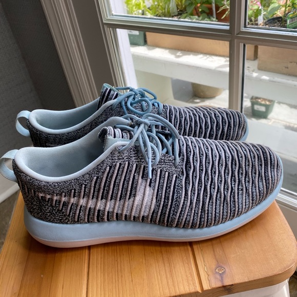 Nike Womens Roshe Two Flyknit Sneakers - Picture 5 of 6